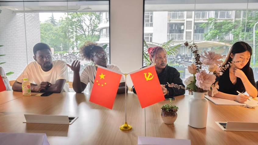 图片包含 窗户, 桌子, 室内, 人 描述已自动生成